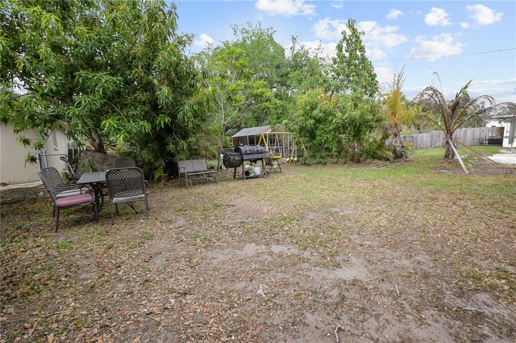 For Sale: $300,000 (3 beds, 2 baths, 996 Square Feet)
