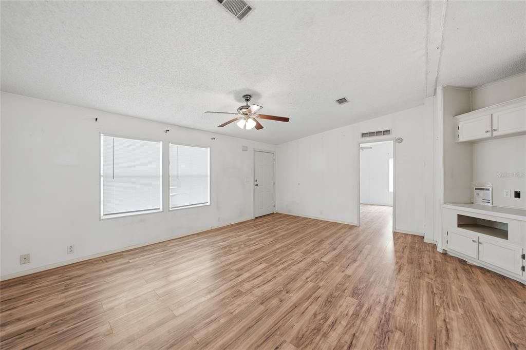 For Sale: $168,000 (3 beds, 2 baths, 1188 Square Feet)