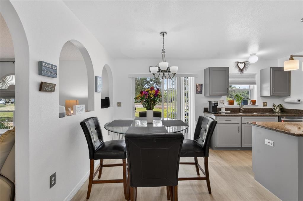 Activo con contrato: $376,000 (4 camas, 2 baños, 2200 Pies cuadrados)