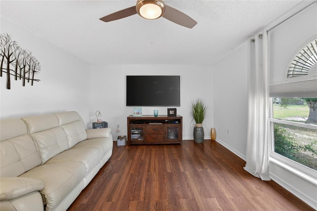 Activo con contrato: $376,000 (4 camas, 2 baños, 2200 Pies cuadrados)