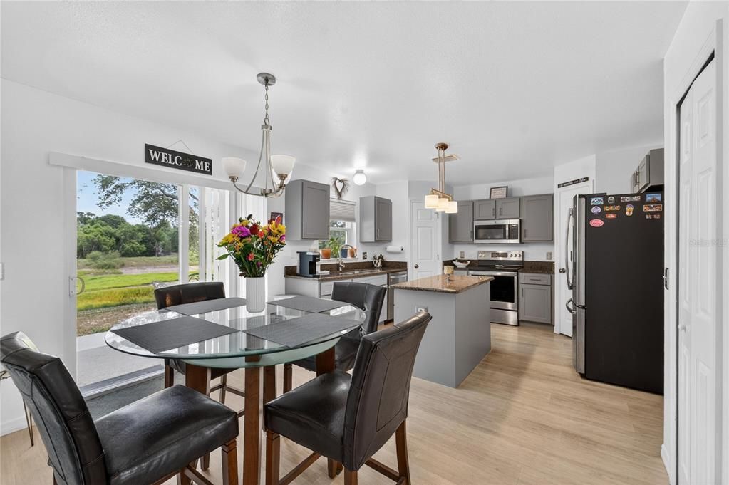 Activo con contrato: $376,000 (4 camas, 2 baños, 2200 Pies cuadrados)
