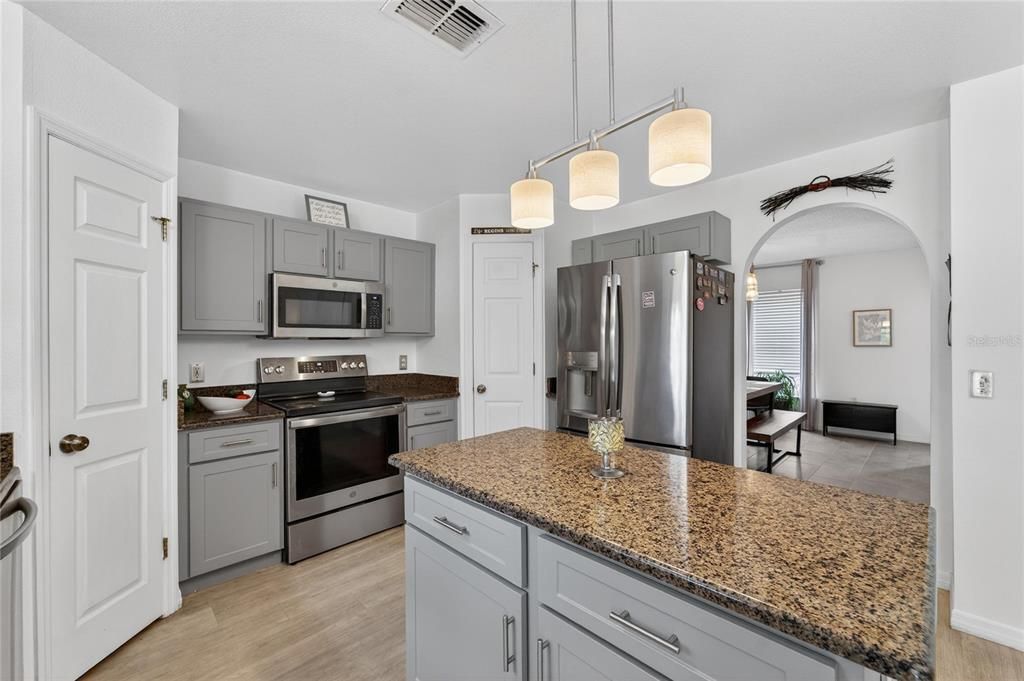 Activo con contrato: $376,000 (4 camas, 2 baños, 2200 Pies cuadrados)