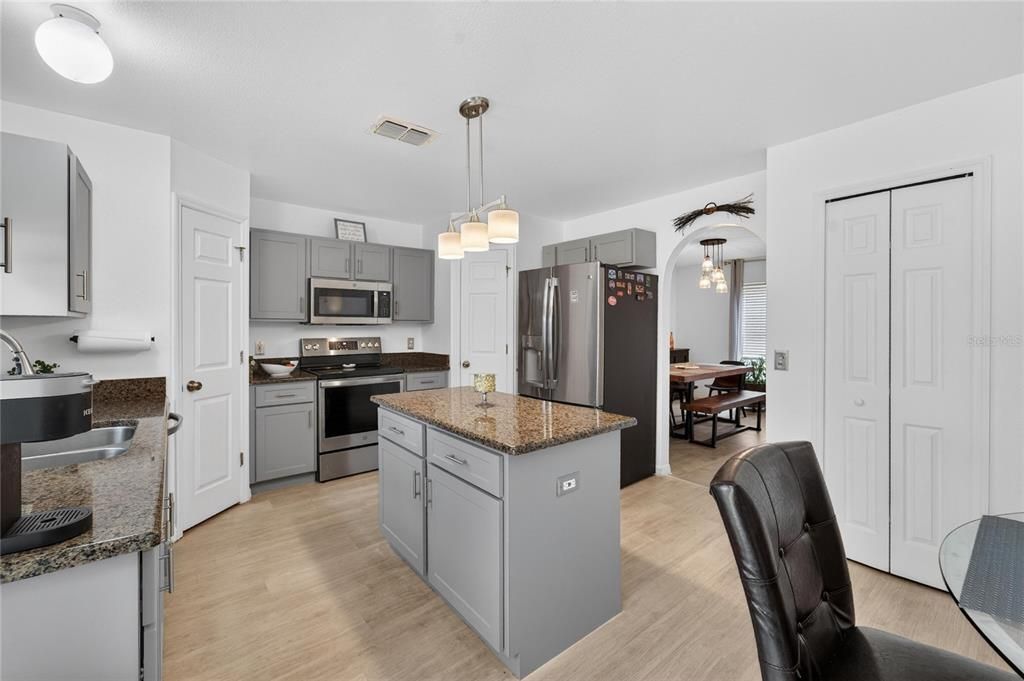 Activo con contrato: $376,000 (4 camas, 2 baños, 2200 Pies cuadrados)