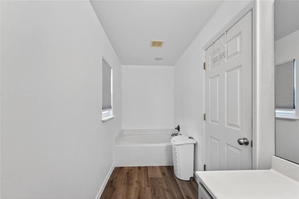 Activo con contrato: $376,000 (4 camas, 2 baños, 2200 Pies cuadrados)