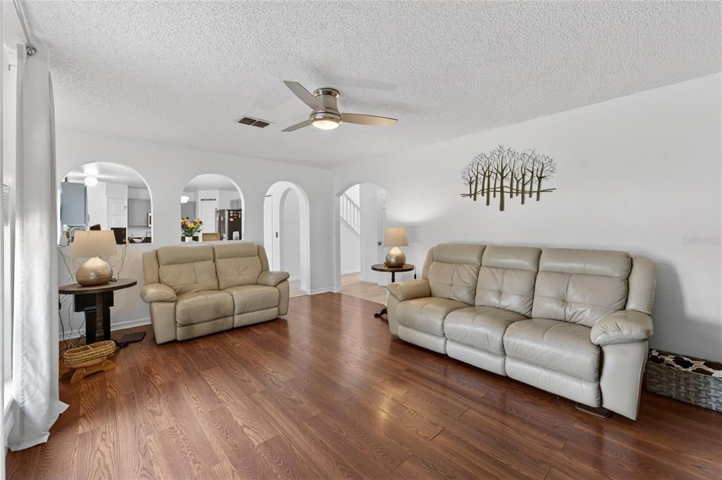 Activo con contrato: $376,000 (4 camas, 2 baños, 2200 Pies cuadrados)