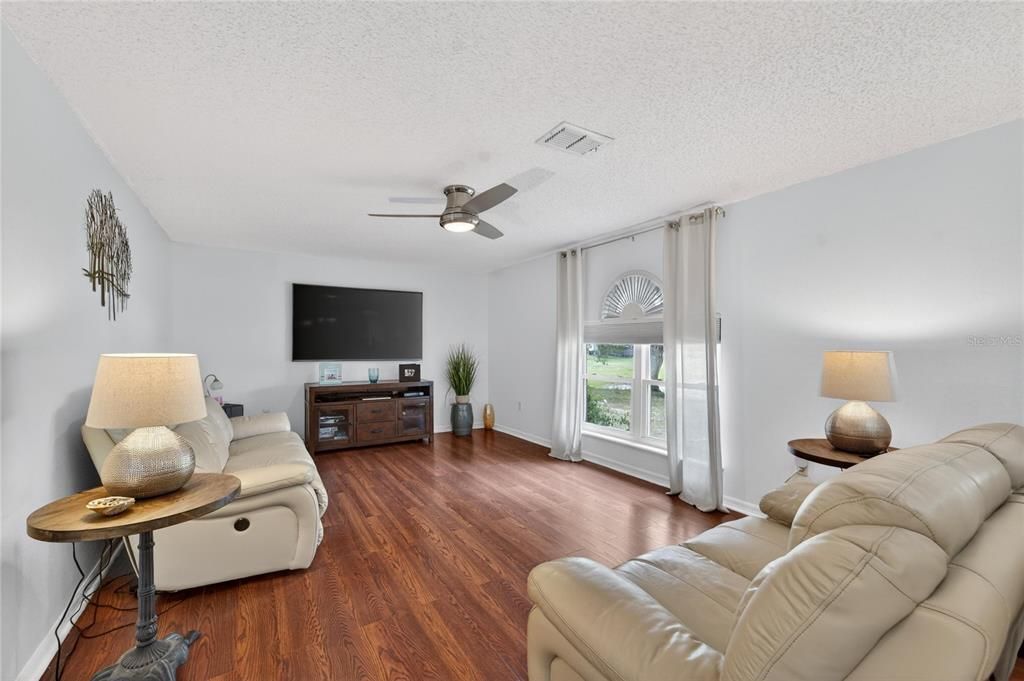 Activo con contrato: $376,000 (4 camas, 2 baños, 2200 Pies cuadrados)