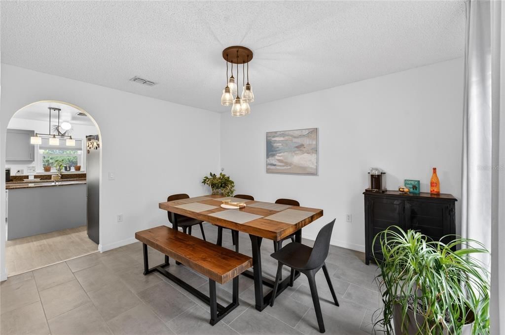 Activo con contrato: $376,000 (4 camas, 2 baños, 2200 Pies cuadrados)