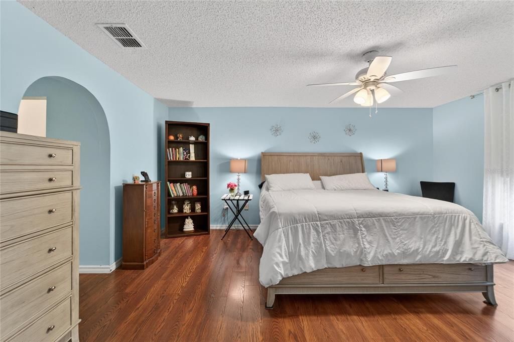 Activo con contrato: $376,000 (4 camas, 2 baños, 2200 Pies cuadrados)