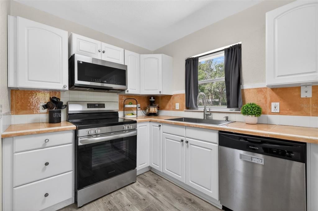 For Sale: $325,000 (3 beds, 2 baths, 1176 Square Feet)