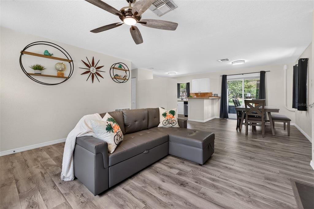 For Sale: $325,000 (3 beds, 2 baths, 1176 Square Feet)