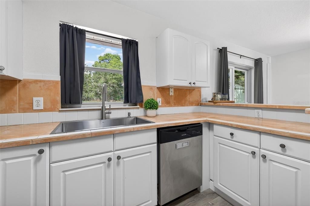 For Sale: $325,000 (3 beds, 2 baths, 1176 Square Feet)