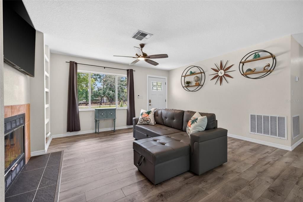 For Sale: $325,000 (3 beds, 2 baths, 1176 Square Feet)