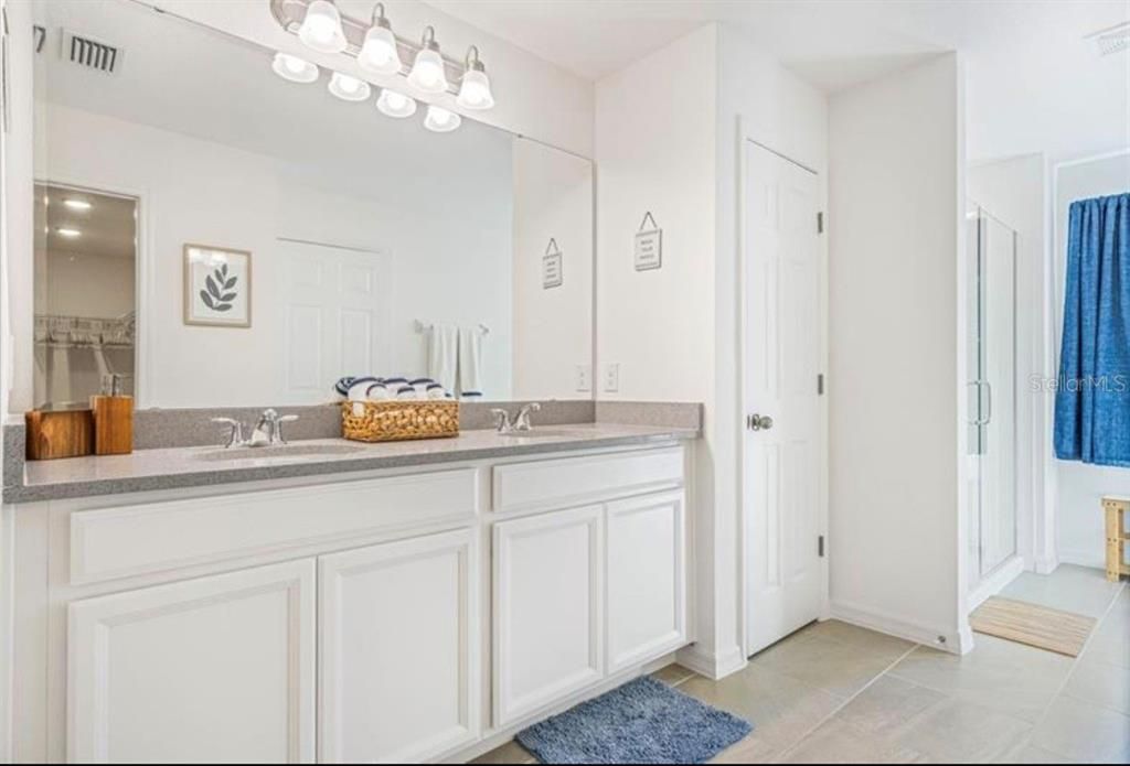 For Rent: $3,000 (5 beds, 3 baths, 3219 Square Feet)