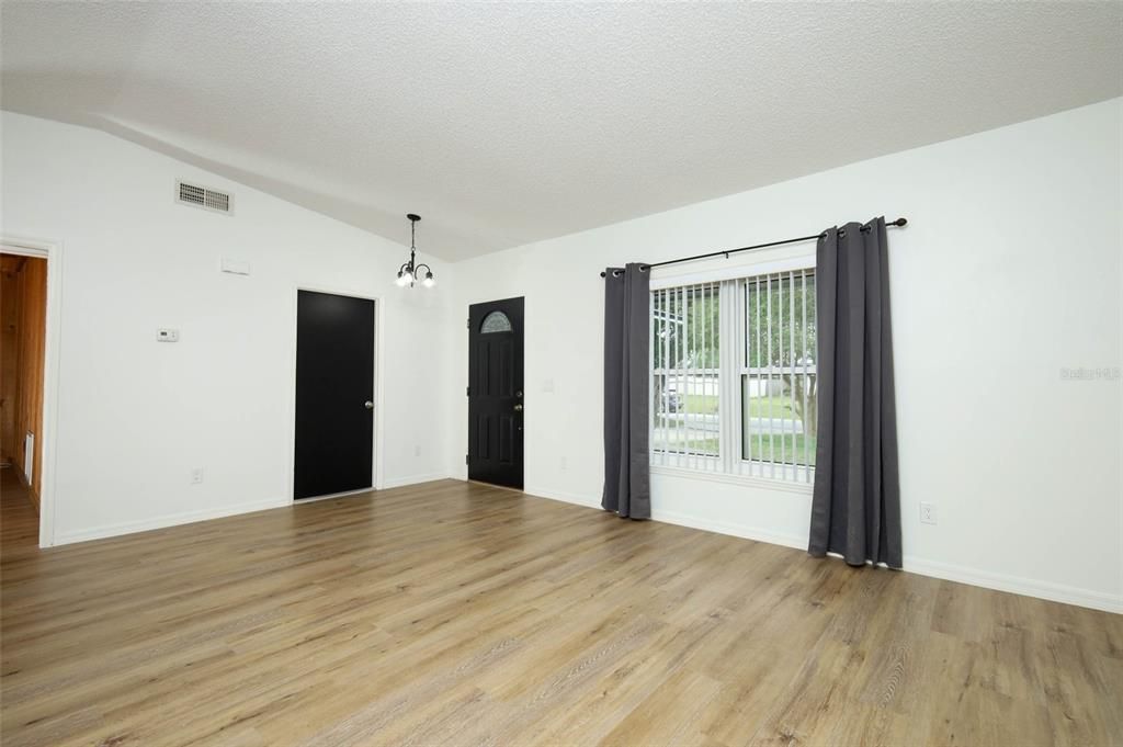 For Sale: $315,000 (3 beds, 2 baths, 1636 Square Feet)