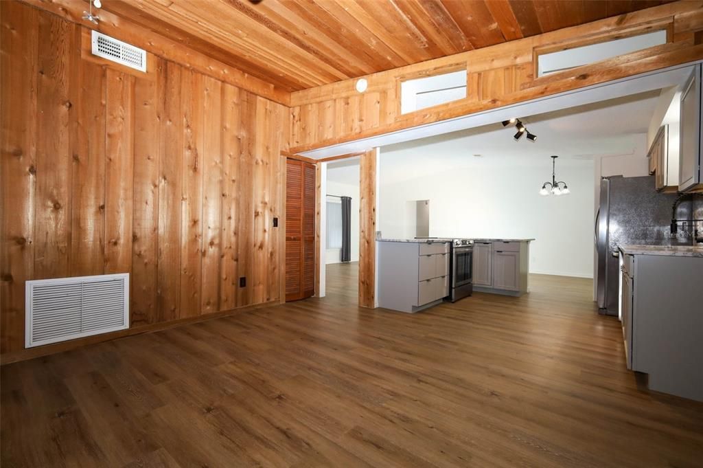 For Sale: $315,000 (3 beds, 2 baths, 1636 Square Feet)