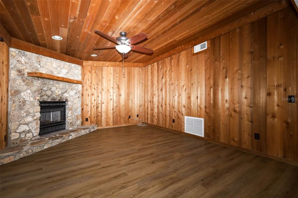For Sale: $315,000 (3 beds, 2 baths, 1636 Square Feet)
