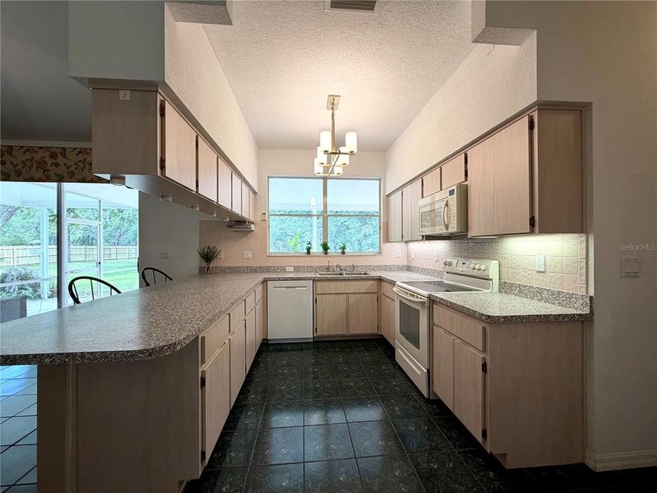 Activo con contrato: $425,000 (4 camas, 3 baños, 1873 Pies cuadrados)