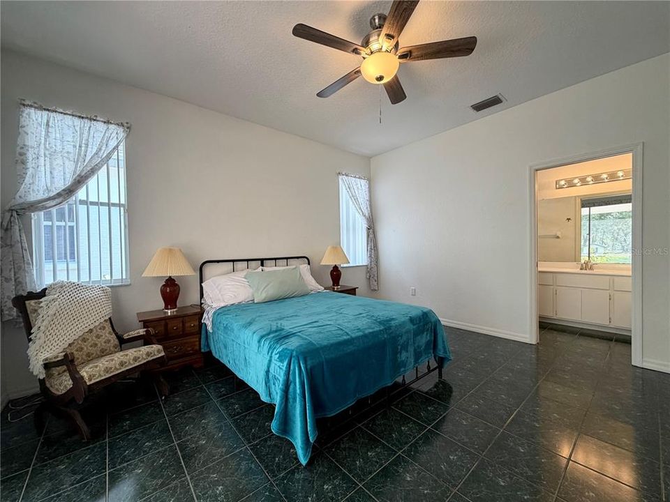 Activo con contrato: $425,000 (4 camas, 3 baños, 1873 Pies cuadrados)