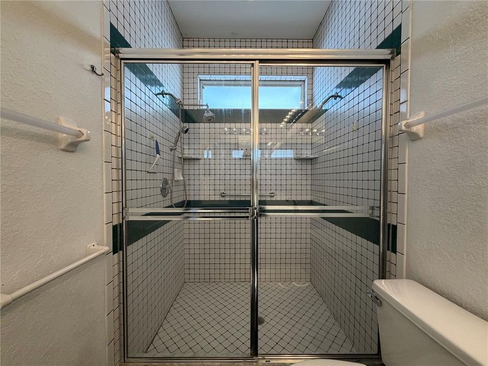 Activo con contrato: $425,000 (4 camas, 3 baños, 1873 Pies cuadrados)