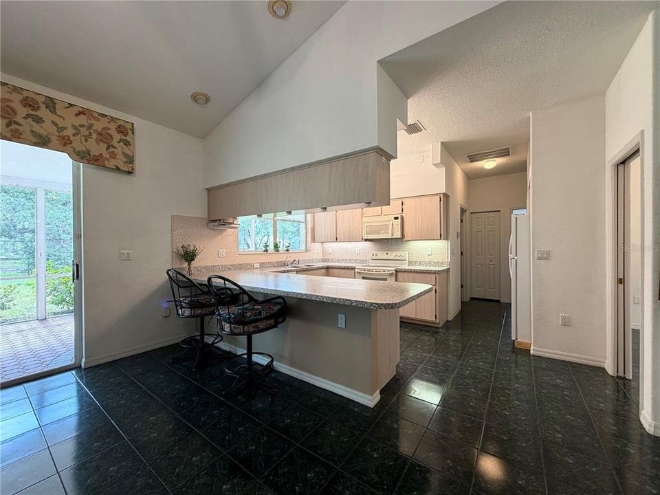 Activo con contrato: $425,000 (4 camas, 3 baños, 1873 Pies cuadrados)