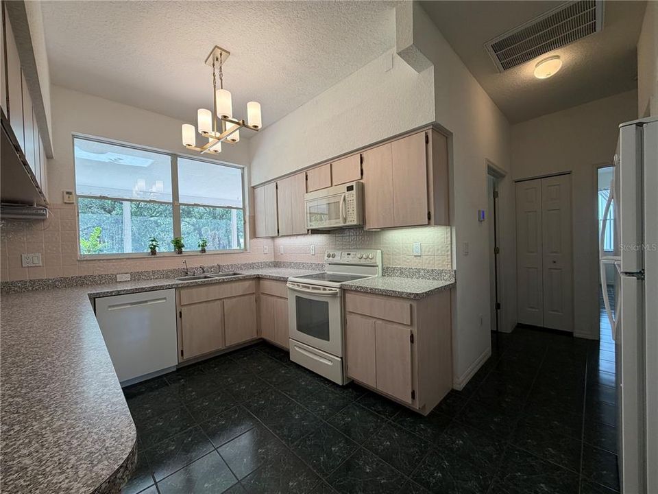 Activo con contrato: $425,000 (4 camas, 3 baños, 1873 Pies cuadrados)