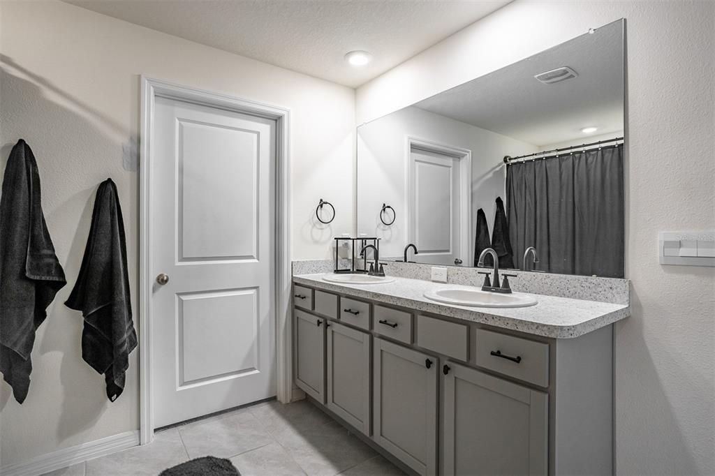 For Sale: $435,000 (5 beds, 3 baths, 2605 Square Feet)