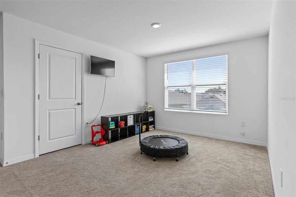 For Sale: $435,000 (5 beds, 3 baths, 2605 Square Feet)