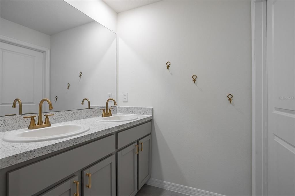 For Sale: $435,000 (5 beds, 3 baths, 2605 Square Feet)