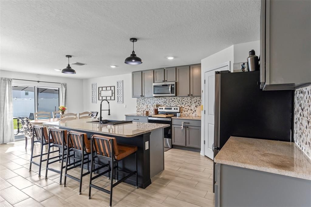 For Sale: $435,000 (5 beds, 3 baths, 2605 Square Feet)