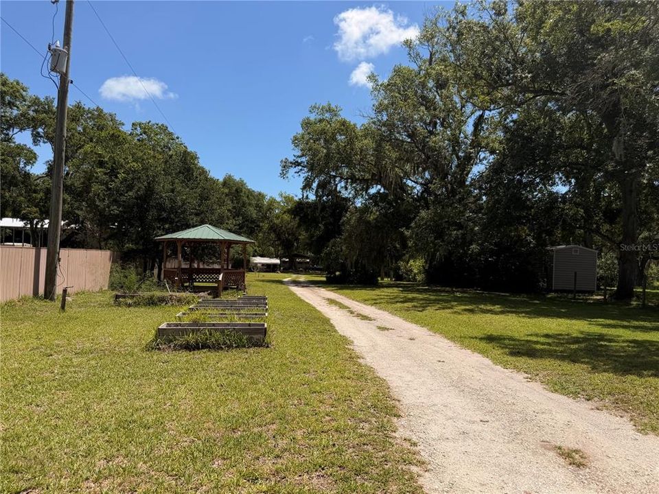 Activo con contrato: $205,000 (4 camas, 2 baños, 1426 Pies cuadrados)