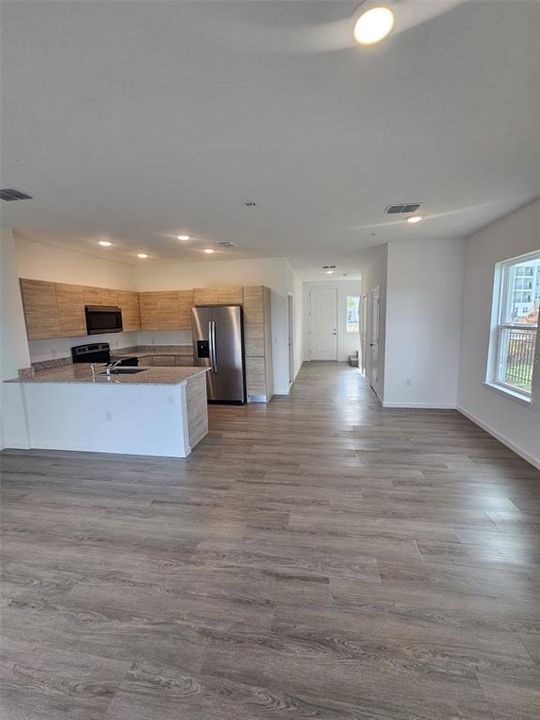 For Rent: $2,390 (3 beds, 2 baths, 1687 Square Feet)