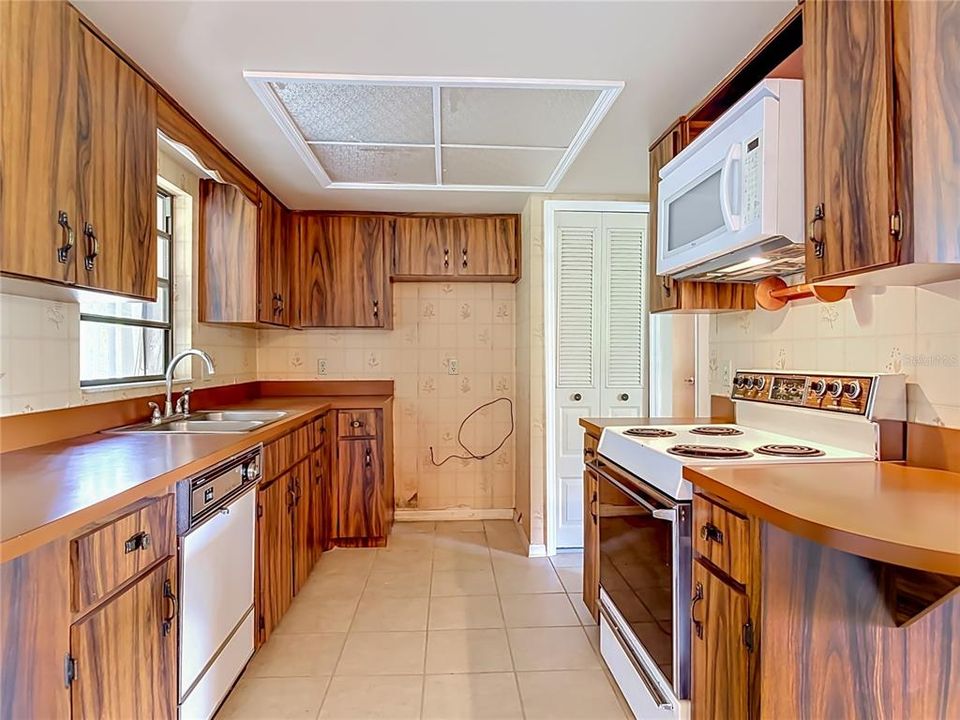 На продажу: $250,000 (2 спален, 2 ванн, 1092 Квадратных фут)