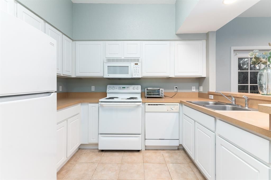For Sale: $235,000 (2 beds, 2 baths, 1088 Square Feet)