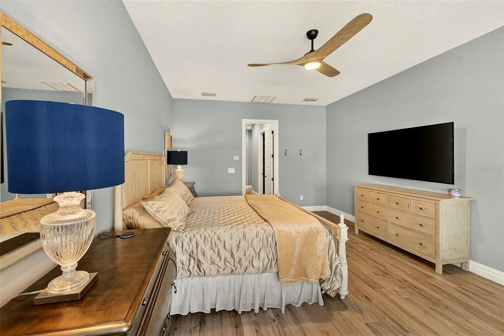 Activo con contrato: $929,900 (4 camas, 3 baños, 3350 Pies cuadrados)