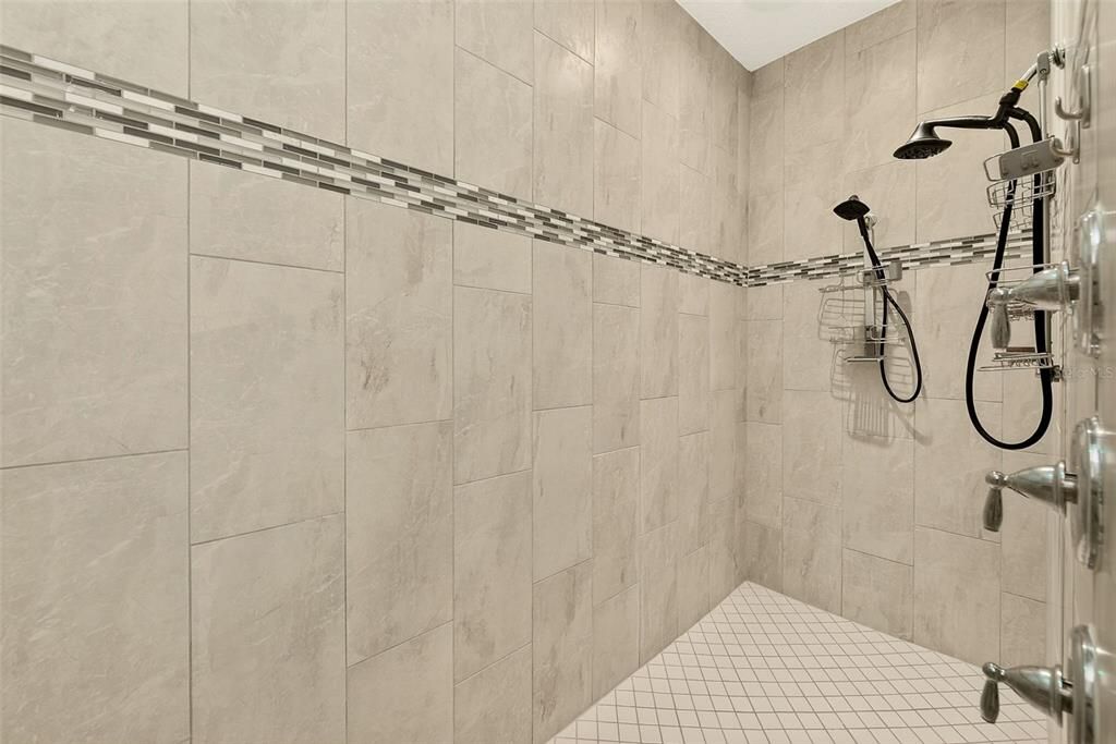 Activo con contrato: $929,900 (4 camas, 3 baños, 3350 Pies cuadrados)