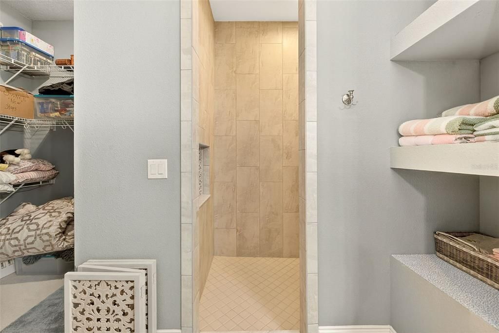 Activo con contrato: $929,900 (4 camas, 3 baños, 3350 Pies cuadrados)