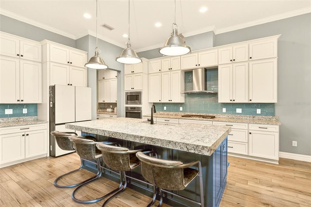 Activo con contrato: $929,900 (4 camas, 3 baños, 3350 Pies cuadrados)