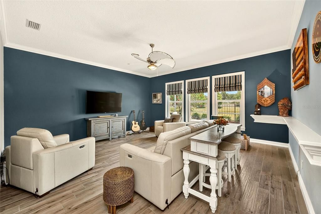 Activo con contrato: $929,900 (4 camas, 3 baños, 3350 Pies cuadrados)