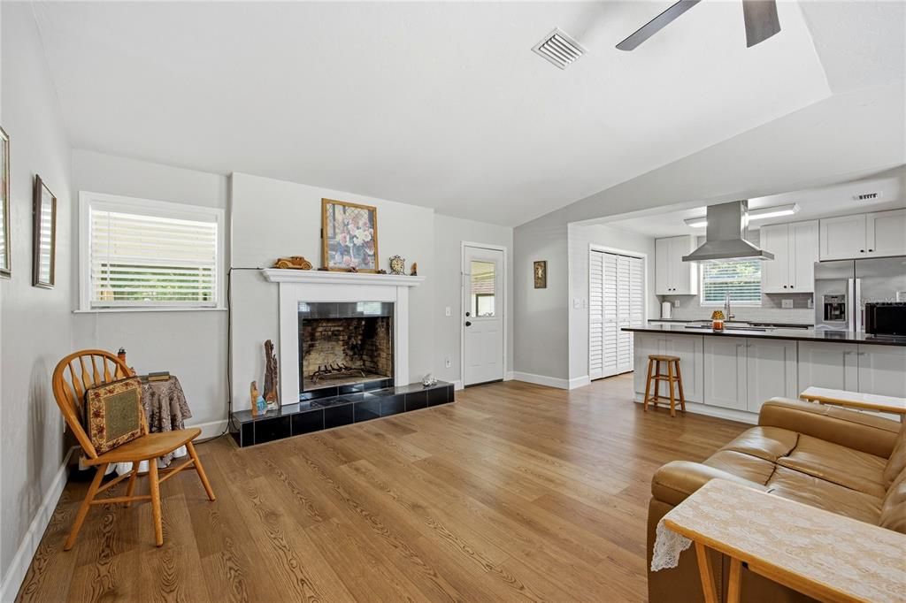 For Sale: $290,000 (3 beds, 2 baths, 1424 Square Feet)
