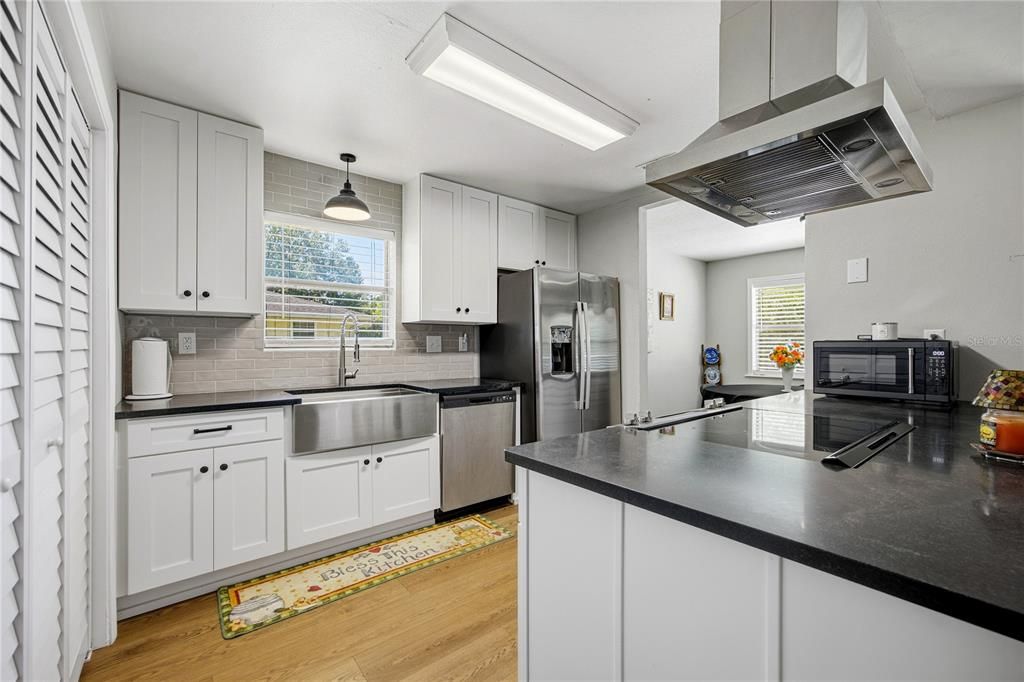 For Sale: $290,000 (3 beds, 2 baths, 1424 Square Feet)