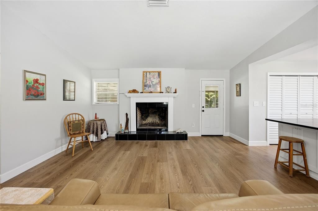 For Sale: $290,000 (3 beds, 2 baths, 1424 Square Feet)