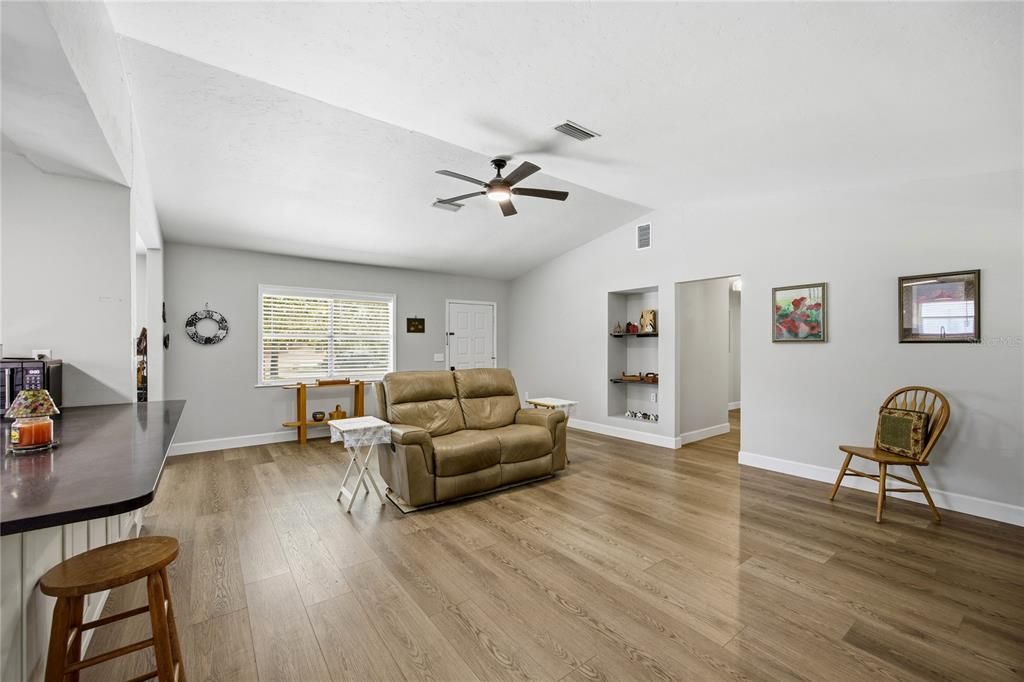 For Sale: $290,000 (3 beds, 2 baths, 1424 Square Feet)
