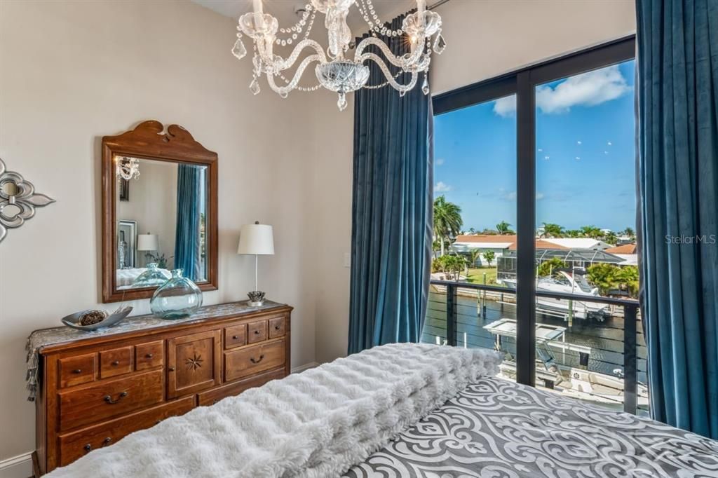 En Venta: $975,000 (3 camas, 2 baños, 2286 Pies cuadrados)