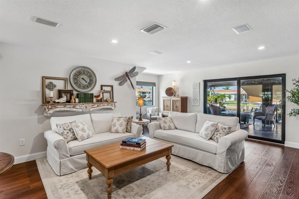 En Venta: $975,000 (3 camas, 2 baños, 2286 Pies cuadrados)