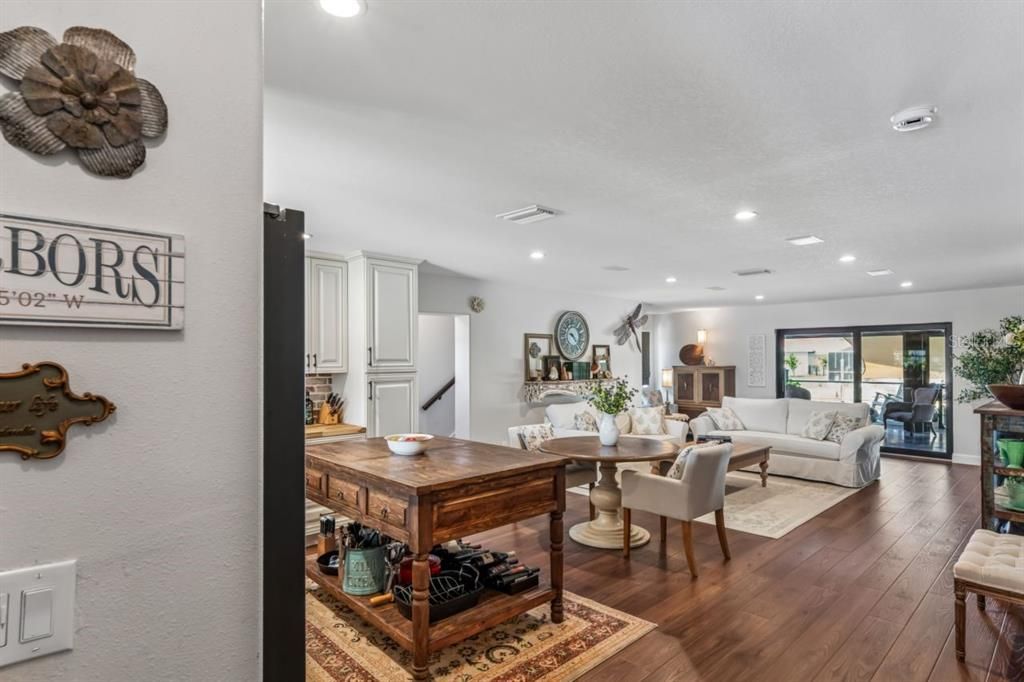 En Venta: $975,000 (3 camas, 2 baños, 2286 Pies cuadrados)