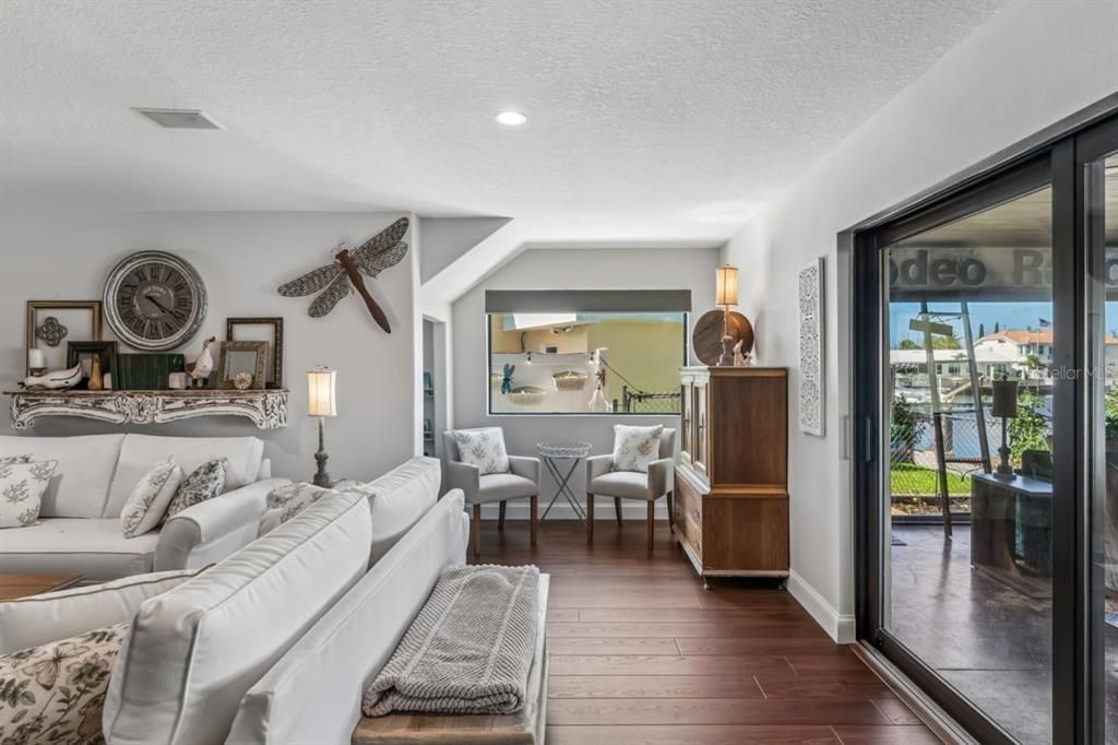 En Venta: $975,000 (3 camas, 2 baños, 2286 Pies cuadrados)