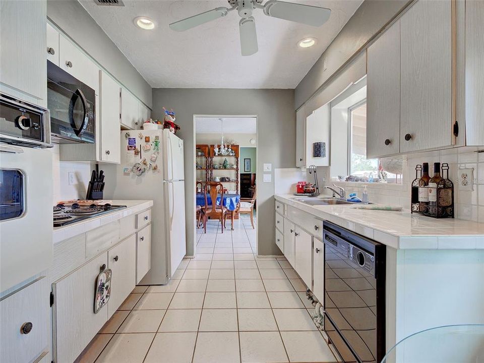 For Sale: $298,000 (2 beds, 2 baths, 1215 Square Feet)