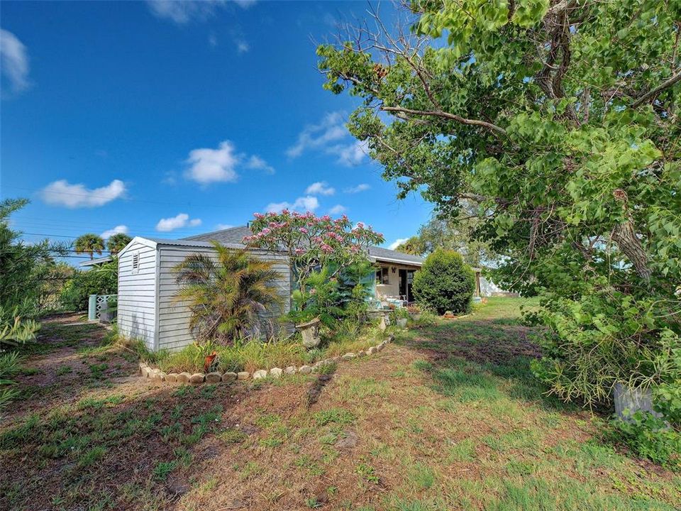 For Sale: $298,000 (2 beds, 2 baths, 1215 Square Feet)