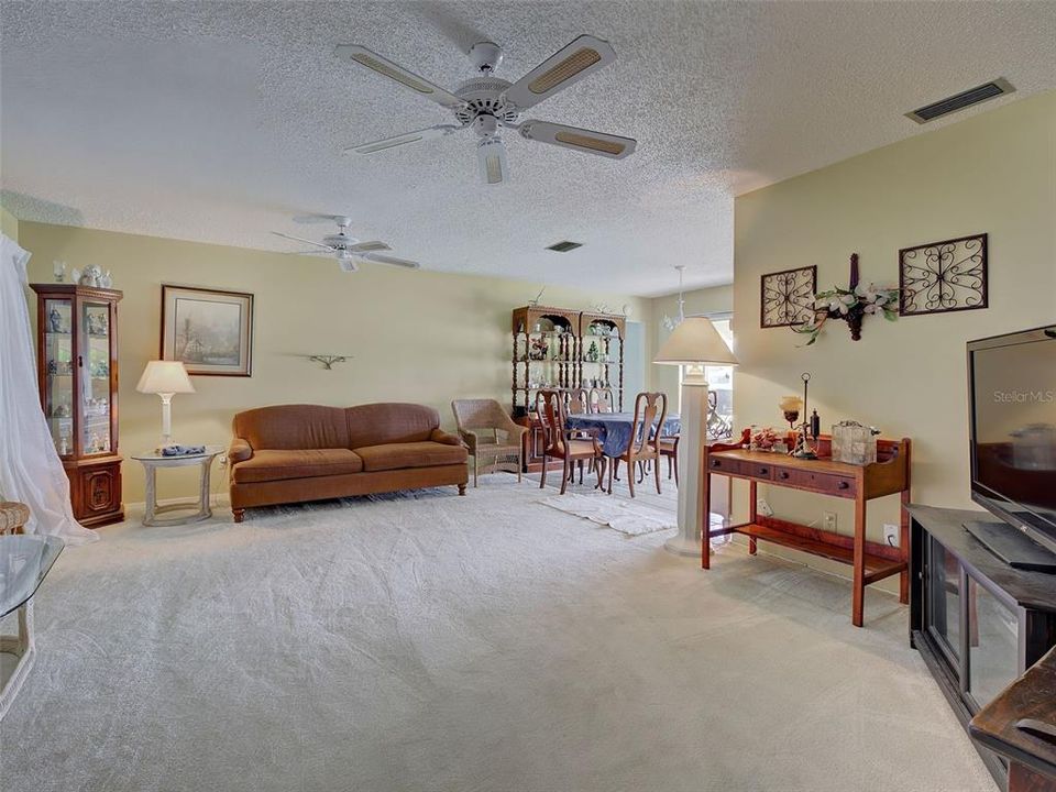 For Sale: $298,000 (2 beds, 2 baths, 1215 Square Feet)