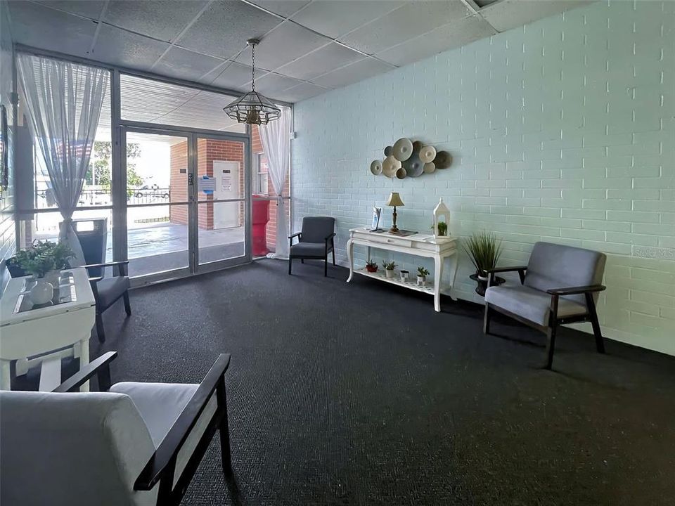For Sale: $298,000 (2 beds, 2 baths, 1215 Square Feet)
